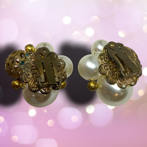Vintage 1960's Faux Pearl Gold Tone Mesh Beaded Cluster Earrings Clip On Couture - Picture 3 of 6